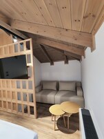 Deluxe Quadruple Room | Desk, free WiFi