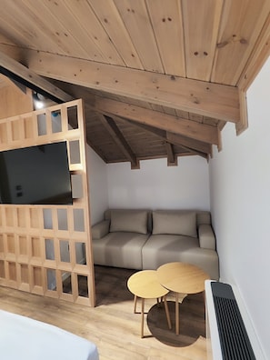 Deluxe-Vierbettzimmer | Schreibtisch, kostenloses WLAN
