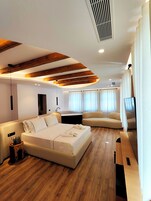 Suite de lujo, vistas a la ciudad | Escritorio y wifi gratis