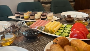 Her gün ücretsiz tam kahvaltı