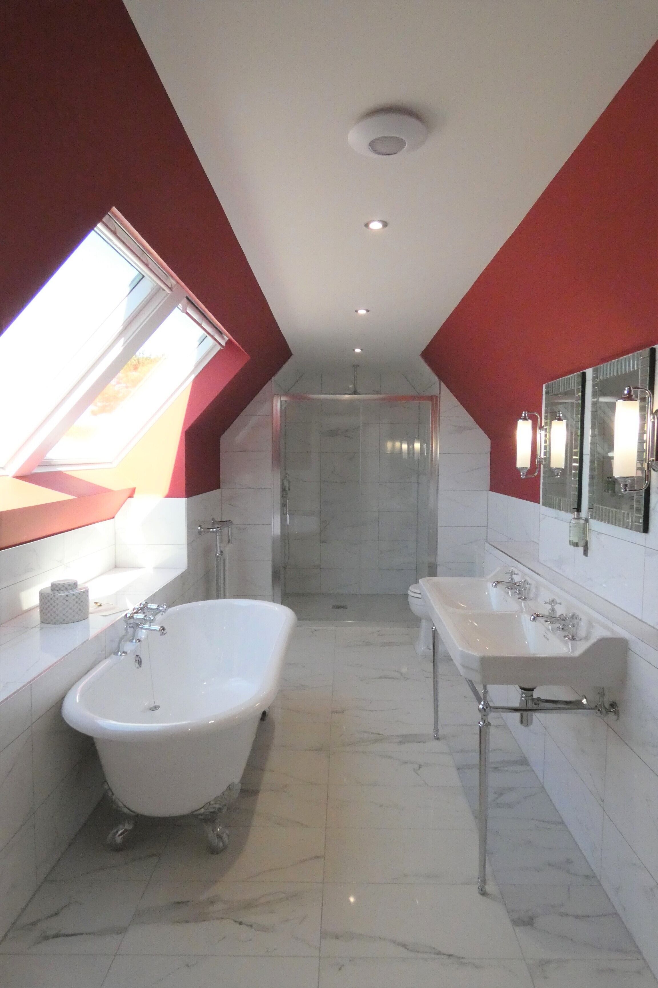 Un baño moderno con una bañera independiente, un lavabo doble y una ducha a ras de suelo.