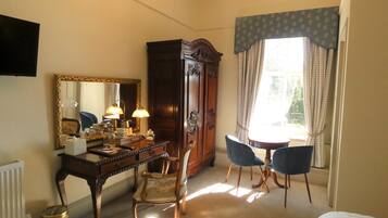 Habitación Deluxe doble, vistas parciales al mar | Caja fuerte, tabla de planchar con plancha, wifi gratis