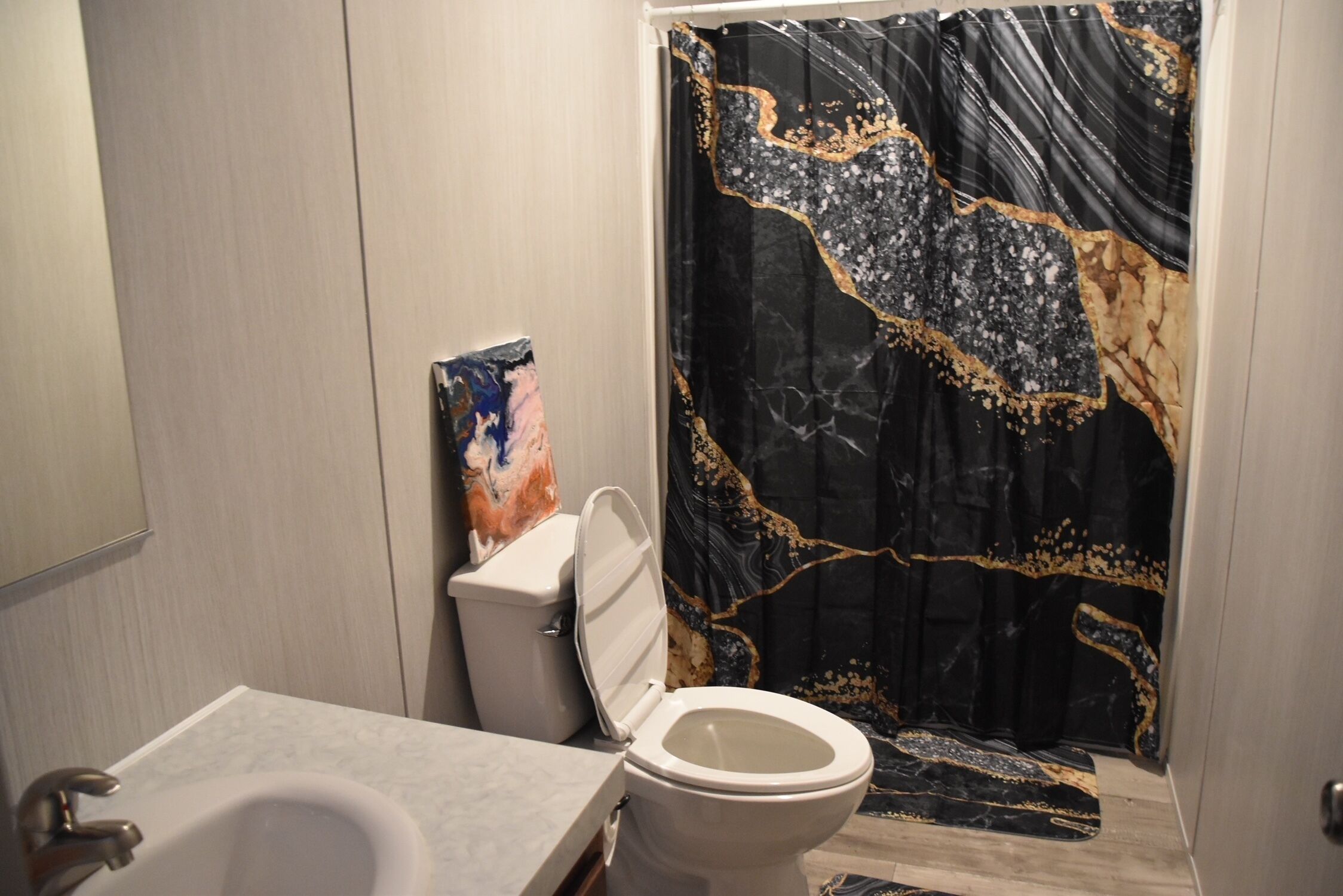 Séchoir à cheveux, serviettes fournies, savon, papier de toilette