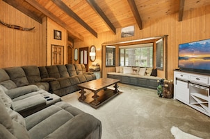 Smart TV 35 pulgadas con canales de televisión digitales, chimenea