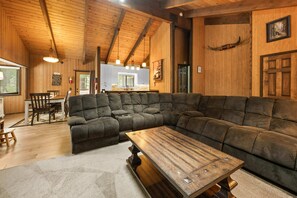 35-inch Smart TV with digital channels, fireplace, ping pong - Pine View Escape (Big Bear City)