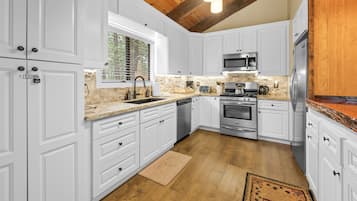Cabaña Prestigio, 3 habitaciones, para no fumadores, cocina | Cocina privada | Refrigerador, microondas, horno y parrilla de estufa