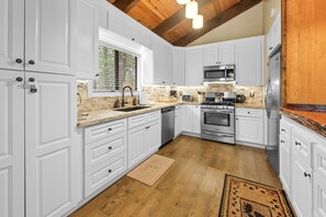 Signature Cabin, 3 Bedrooms, Non Smoking, Kitchen | Private kitchen | Fridge, microwave, oven, stovetop - Pine View Escape (Big Bear City)