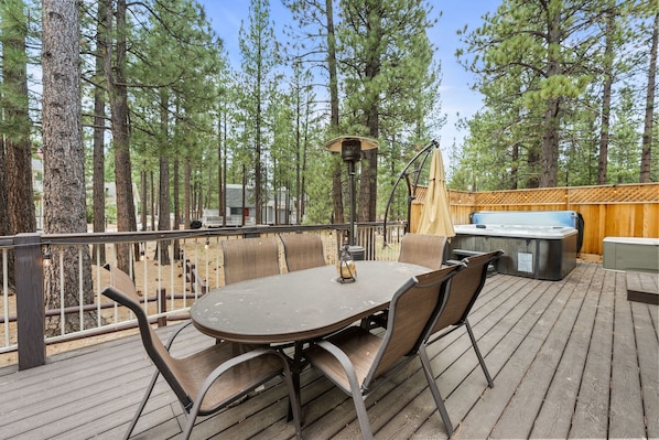 Signature Cabin, 3 Bedrooms, Non Smoking, Kitchen | Private spa tub