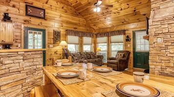 Televisión y chimenea