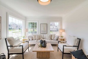 TV, offices - Spacious Parma House with Garage & WiFi (Parma)