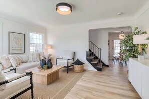 TV, offices - Spacious Parma House with Garage & WiFi (Parma)