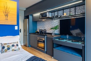 Refrigerador, microondas, horno y cafetera y tetera 