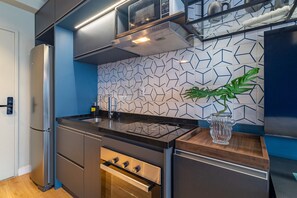 Refrigerador, microondas, horno y cafetera y tetera 