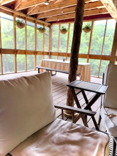 3-bedroom house in charming Knoxville, .4 miles from the lake. Close to UT!