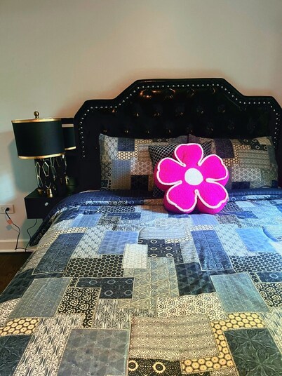 Spacious 4-bedroom house in delightful Evanston with AC