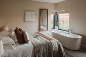 2 bedrooms, iron/ironing board, travel cot, WiFi
