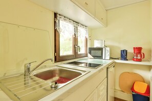 Refrigerador, microondas, cafetera y tetera y utensilios de cocina 