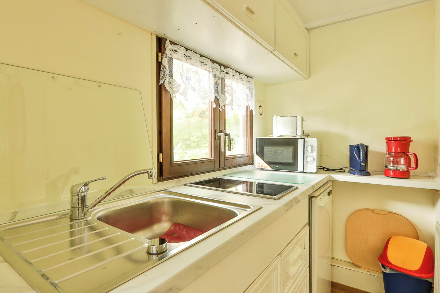 Kühlschrank, Mikrowelle, Wasserkocher mit Kaffee-/Teezubehör