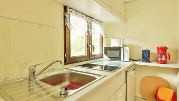 Kühlschrank, Mikrowelle, Wasserkocher mit Kaffee-/Teezubehör