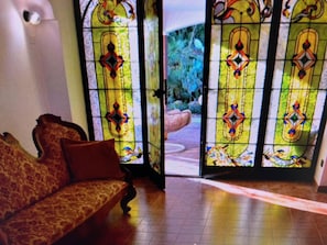 Superior Triple Room, Garden View | Living area