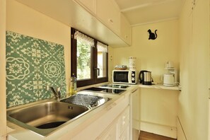 Réfrigérateur, four à micro-ondes, cafetière-théière