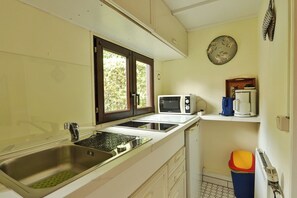Kühlschrank, Mikrowelle, Wasserkocher mit Kaffee-/Teezubehör