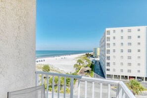 Property grounds - 2BR Condo - Paradise Found Beach Front Complex! Miles of walkable Beach (Madeira Beach)