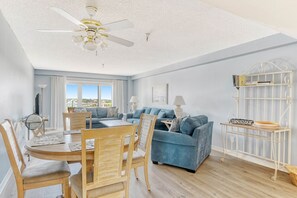 TV - 2BR Condo - Paradise Found Beach Front Complex! Miles of walkable Beach (Madeira Beach)