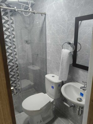 Apartaestudio 404 | Bathroom | Shower