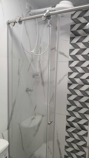 Eenvoudig appartement | Badkamer | Een douche
