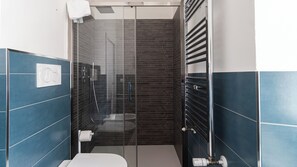 Douche, séchoir à cheveux, bidet, serviettes fournies