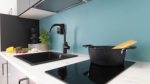 Réfrigérateur, micro-ondes, plaque de cuisson, grille-pain