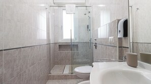 Regadera, amenidades de baño gratuitas, secadora de cabello, bidet 