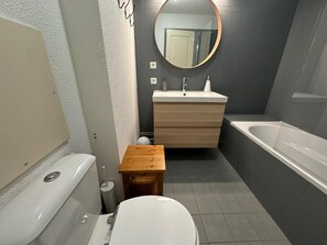 Bathroom - 2nd floor, view resort, terrace, balcony, parking, tv, ski locker, 80m², Vars (Vars)