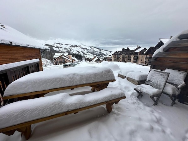 Property grounds - 2nd floor, view resort, terrace, balcony, parking, tv, ski locker, 80m², Vars (Vars)