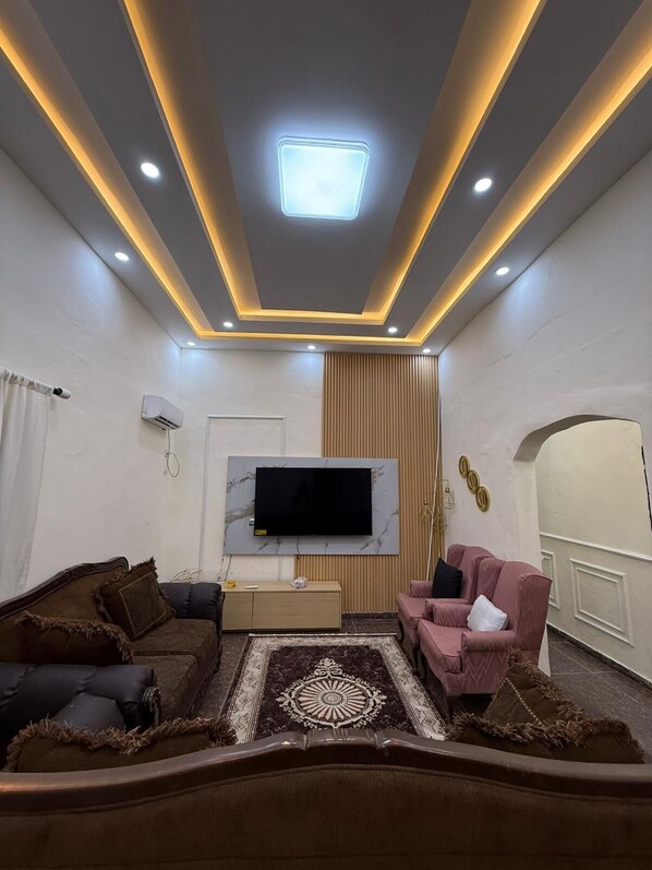 Living area - Charming 2-bedroom house in wonderful Conakry with AC (Conakry)