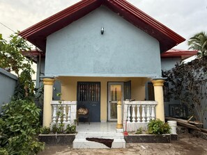 Exterior detail - Charming 2-bedroom house in wonderful Conakry with AC (Conakry)