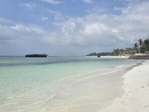 Plage, chaises longues, serviettes de plage