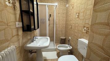 Ducha, secador de pelo, bidé y toallas