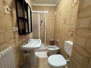 Doccia, asciugacapelli, bidet, asciugamani