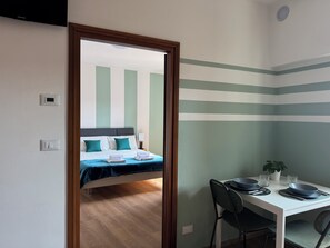 1 habitación, tabla de planchar con plancha, wifi y ropa de cama 