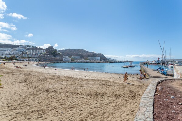 بالقرب من الشاطئ