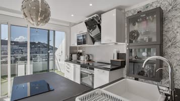 Køleskab, mikrobølgeovn, ovn, kogeplade