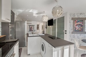 Réfrigérateur, micro-ondes, four, plaque de cuisson