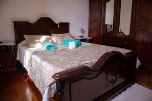 3 habitaciones, tabla de planchar con plancha, wifi y ropa de cama 