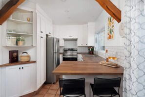 ثلاجة، ميكروويف، فرن، موقد طهي مسطح