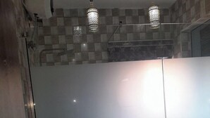 Ein Badezimmer mit Duschkabine, Toilette und Waschbecken.