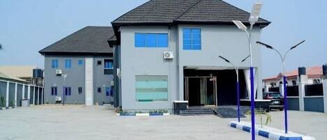 Fachada da propriedade