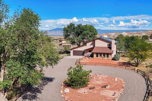 End of a cul-de-sac location, plenty of parking!