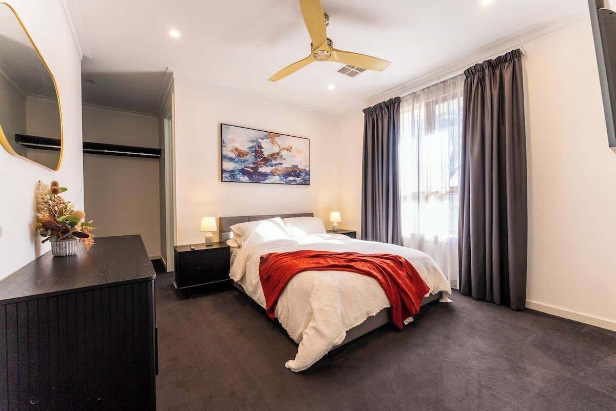 Travel crib, WiFi, bed sheets